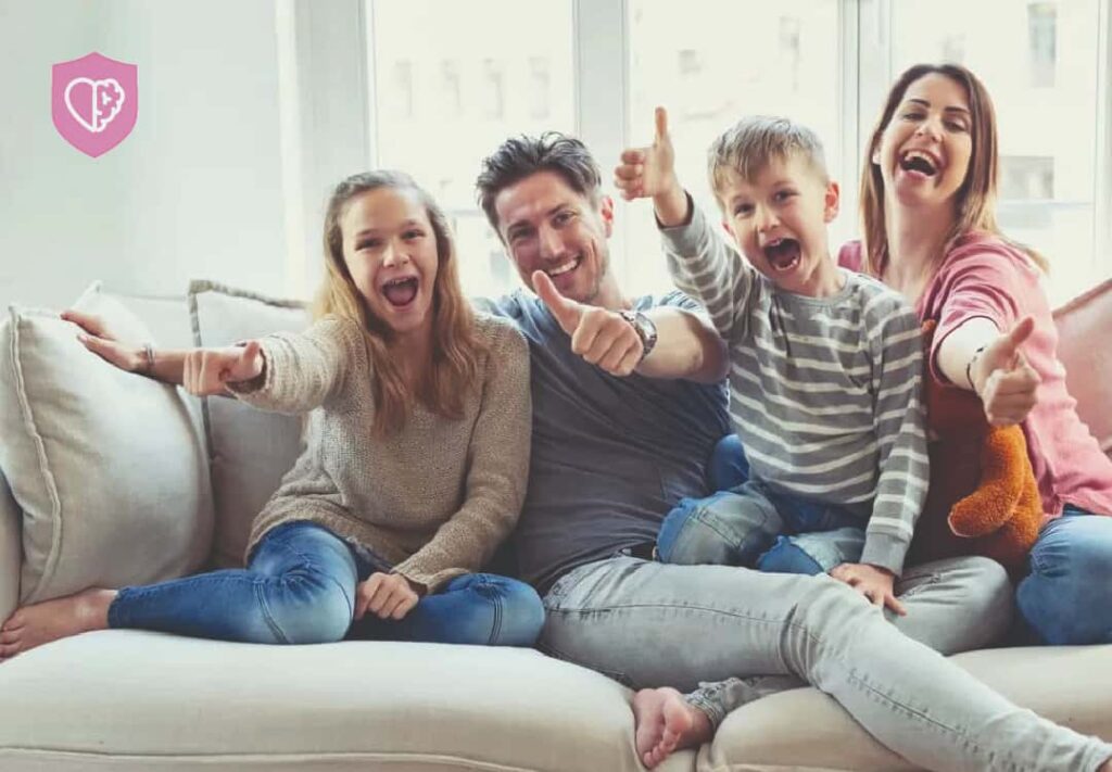 Familia Feliz en una silla grande - Supera la ansiedad: Descubre el camino hacia la calma y el bienestar emocional