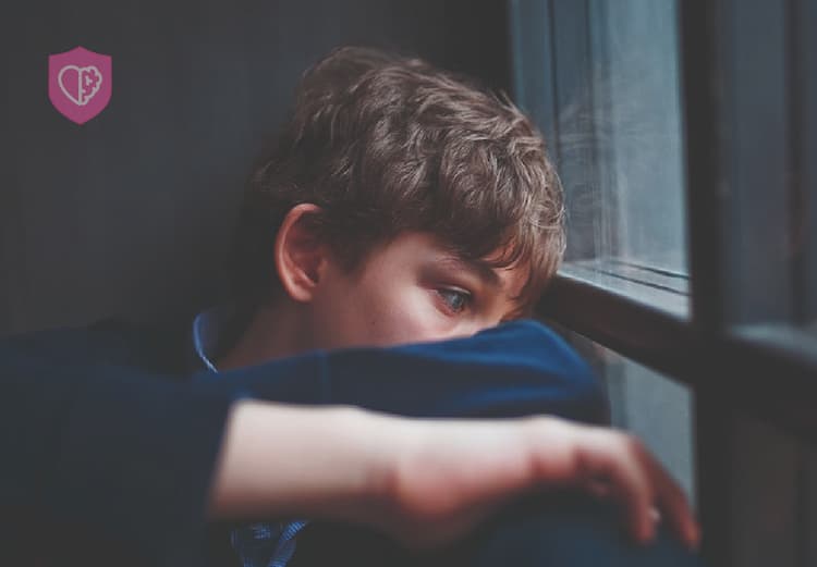 Niño deprimido mirando por la ventana - Enfrentando la depresión