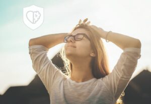 Mujer sonriendo, realizada por su desarrollo personal